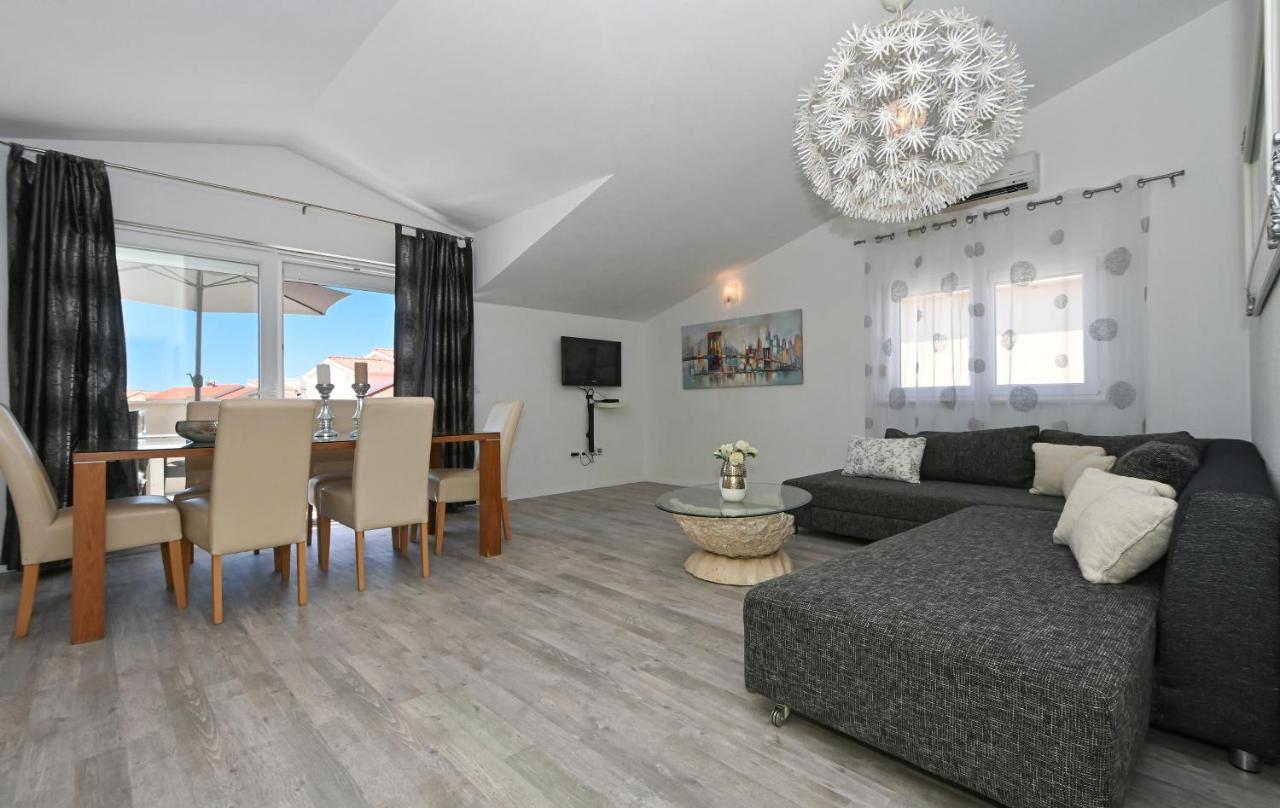 Apartments Villa Filip โตรกีร์ ภายนอก รูปภาพ