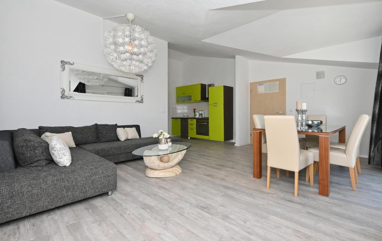 Apartments Villa Filip โตรกีร์ ภายนอก รูปภาพ